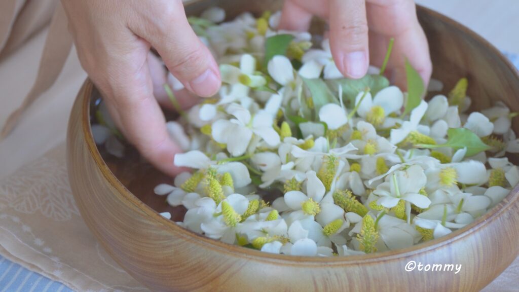 どくだみの花を洗う