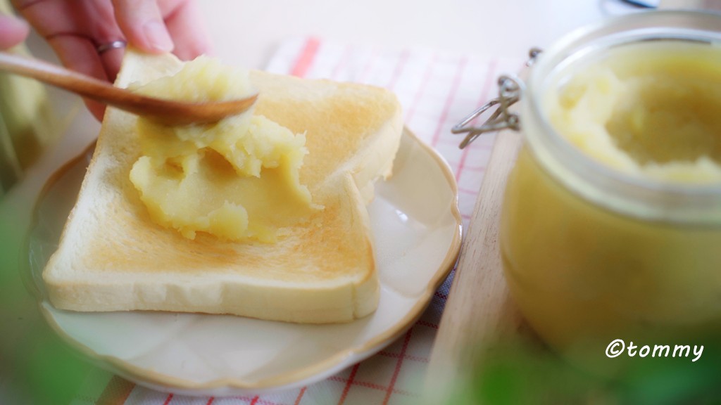 パンにサツマイモジャムをぬる