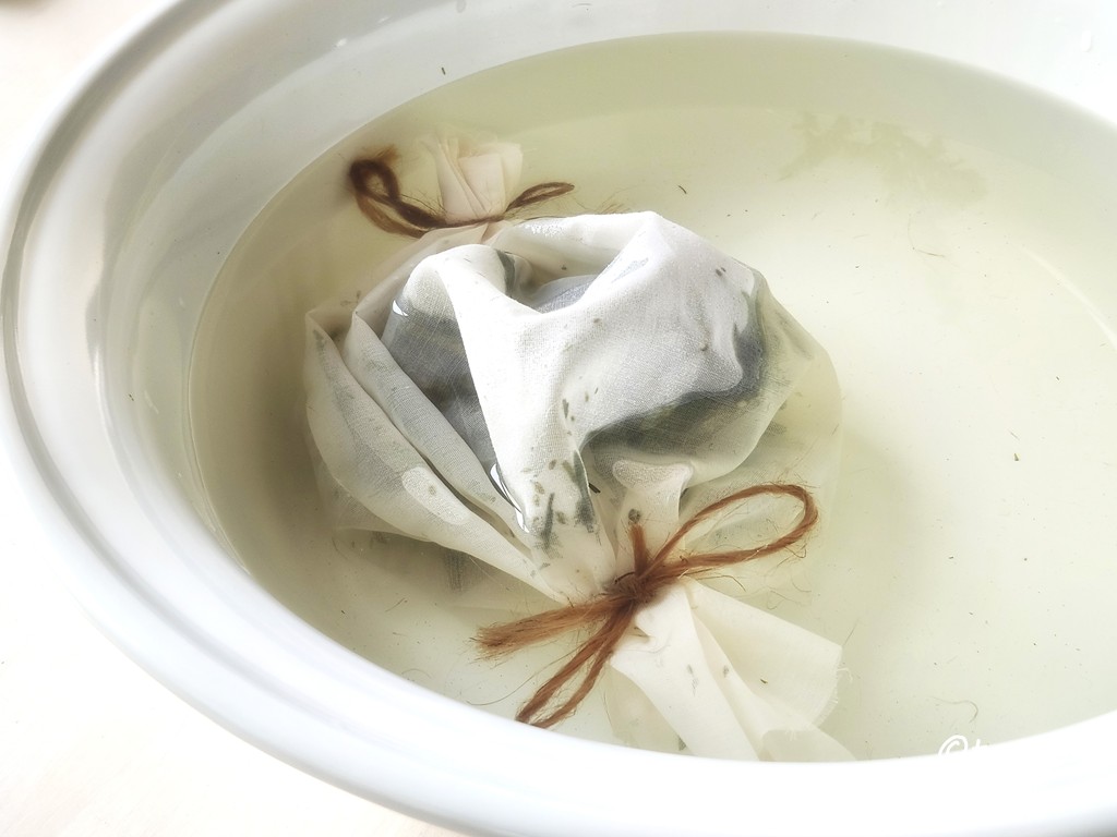 洗面器に布袋をお湯を入れる